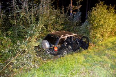 Gelaendewagen landet im Graben nach medizinischen Notfall bei Esslingen